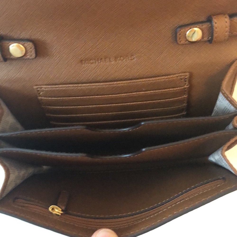 Michael Kors Leather Crossbody w/removable strap - Picture 5 of 5